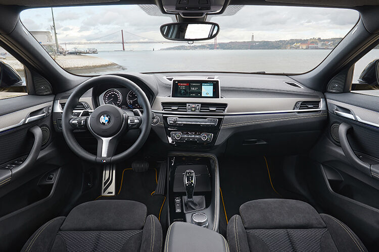 Der Innenraum ist BMW-typisch aufgeräumt und hochwertig. (BMW)