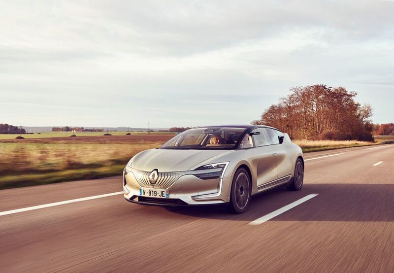 Im Renault Symbioz Demofahrzeug steckt fast alles, was die Zukunft des Automobils an neuen Technologien bereithält: elektrischer Antrieb, Verbindung mit dem persönlichen digitalen Ökosystem des Nutzers, modernstes Entertainment inklusive Virtual Reality und ein Interieur, das sich an die jeweilige Fahrsituation anpasst.  (IAV)