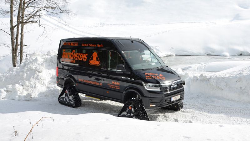 Die Raupenkonstruktion lässt den TGE deutlich in die Höhe wachsen. (Bild: MAN)