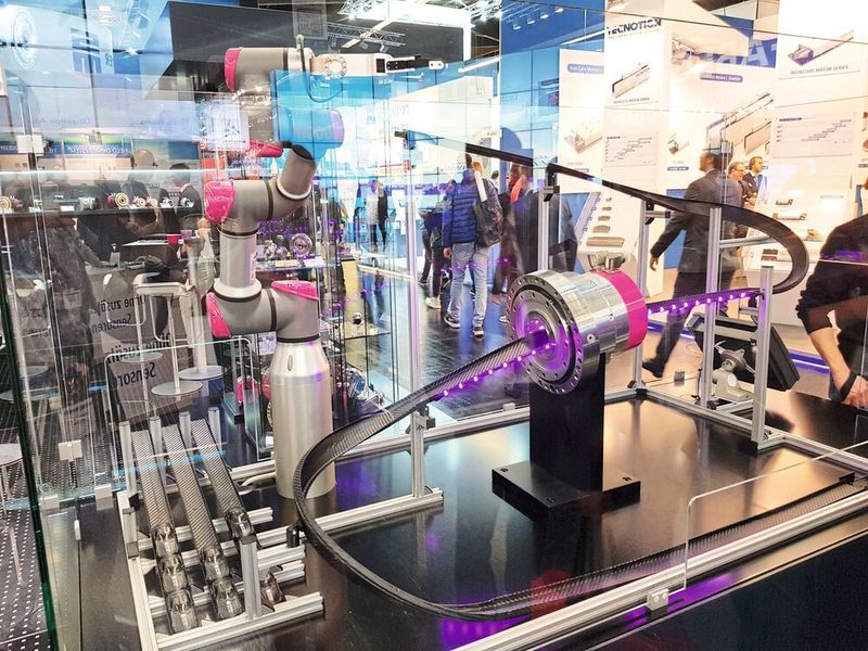 Bei Harmonic Drive zeigten die Auszubildenden ihr Können: Sie entwickelten ein Messe-Exponat aus Autorennbahn, Roboterarm und Harmonic-Drive-Getrieben, das Besuchern Spielzeugautos zukommen ließ. (S.Häuslein/konstruktionspraxis)