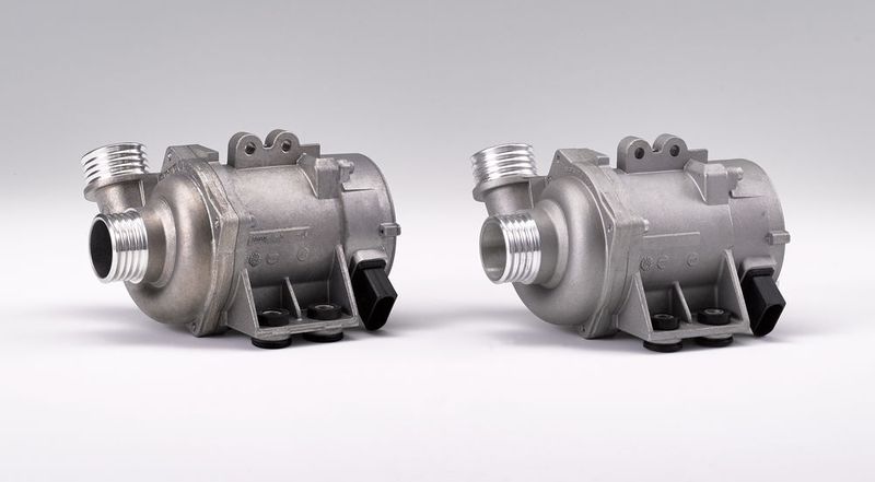 Auch die elektrische Kühlmittelpumpe „CWA 200“ hat eine Plagiarius-Auszeichnung gewonnen. Links das Original der MS Motorservice  International GmbH (Neuenstadt, Deutschland), rechts die Fälschung der Zhejiang Hongchen Auto Parts Co Manufacturing Co., Ltd. (Zhejiang, VR China). Rheinmetall Automotive, zu der auch der Ersatzteilspezialist Motorservice gehört, hat den Plagiator in Deutschland erfolgreich wegen Patentverletzung und sklavischer Nachahmung verklagt. Untersuchungen haben ergeben, dass das Plagiat leistungsschwach und die Elektronik mangelhaft ist. Fällt die Pumpe aus, so überhitzt der Motor und es kann zu schwerwiegenden Folgeschäden kommen. (Aktion Plagiarius e.V.)