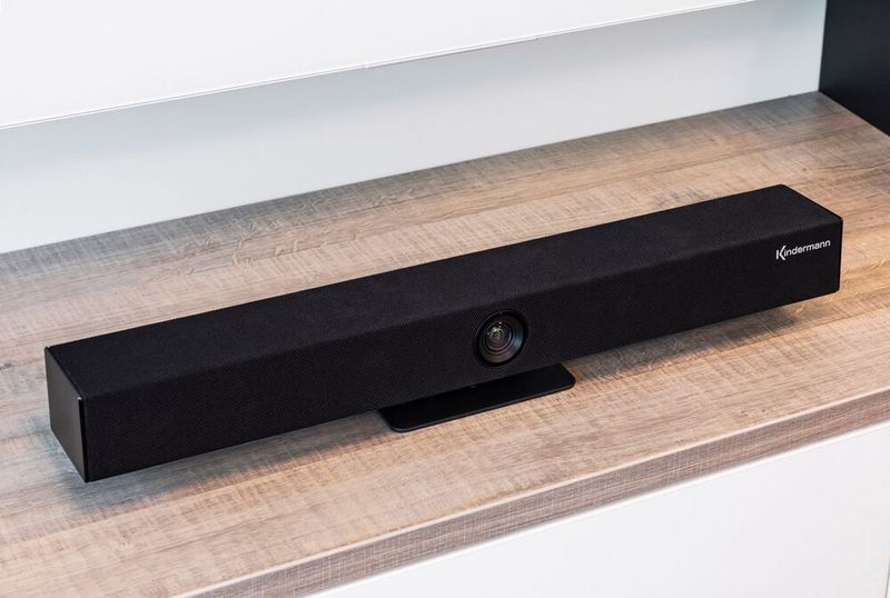 Die beiden Lautsprecher in der Kindermann Videosoundbar KVB120 liefern eine Leistung von jeweils sieben Watt. Für Konferenzen bietet das Gerät Funktionen wie Gesichtserkennung mit Auto-Framing und Stimmlokalisierung. (Kindermann)