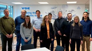 Gemeinsam wollen diese Wissenschaftler es Produktpiraten schwer machen. Von Links: Stephan Dausien (Kobil), Dierk Früchtenicht (PAV), Ronja Vorpahl (HS Mannheim), Sebastian Hallensleben (VDE), Alexandra Dmitrienko (Uni Würzburg), Marcus Vetter (HS Mannheim), Peter Altes (AIM), Direnc Koyun (Kobil), Stefanie Hildebrandt (VDE), Moritz Finke (Uni Würzburg). (Bild: VDE)