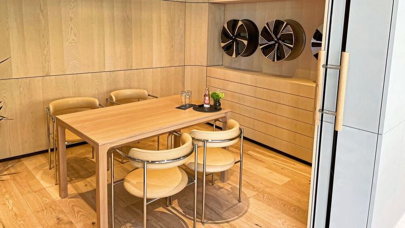 Zur Beratung und zum Verweilen laden verschiedene Sitzgruppen ein. Mal Business, … (Bild: Grimm – »kfz-betrieb«)