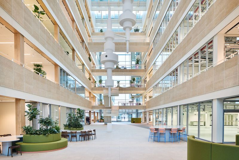 Ein raumprägendes Kunstwerk, das sich über alle Ebenen spannt, unterstreicht den Charakter des Gebäudes. (Bild: Roche)