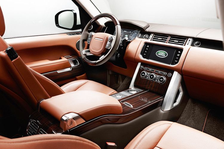 Die mit Zulieferer Bosch entwickelte Technik „Incontrol Apps“ kann Funktionen des Smartphones wie Kontaktverzeichnis, Kalender oder Musikbibliothek steuern. Auch W-Lan im Auto stellen die neuen Ranges künftig auf Wunsch her. (Foto: Land Rover)