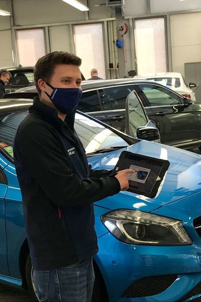 Endkontrolle am Auto vor der Fahrzeugübergabe: Bei Ostermeier dient das Tablet mit den digitalen Informationen zum Auftragsablauf als Werkzeug, um zu überprüfen ob alle Aufgaben nach Vorgabe ausgeführt wurden. (»Fahrzeug+Karosserie« / Schweitzer)