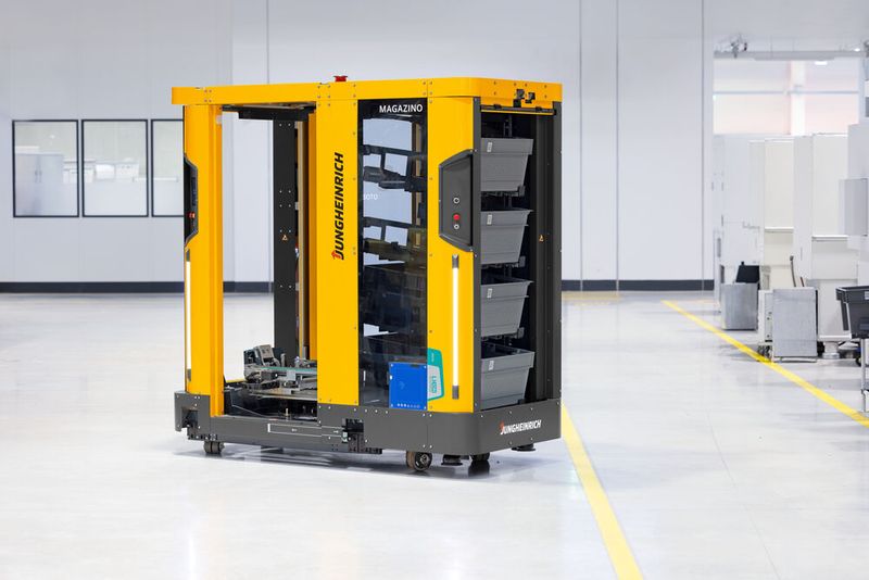 Jungheinrich - Der vollautonome mobile Roboter SOTO von Jungheinrich stellt eine Innovation im Bereich der industriellen Materialversorgung dar. SOTO ist darauf spezialisiert, Kleinladungsträger (KLT) unterschiedlicher Größen selbstständig aufzunehmen, mehrere KLT autonom zu transportieren und diese präzise in Durchlaufregale von Produktions- und Montagelinien zu platzieren. Damit bietet der SOTO eine vollautomatische Lösung für bisher manuell durchgeführte Materialver- und -entsorgungsprozesse. Entwickelt wurde der SOTO von der Jungheinrich-Gesellschaft Magazino. (Bild: Jungheinrich AG)