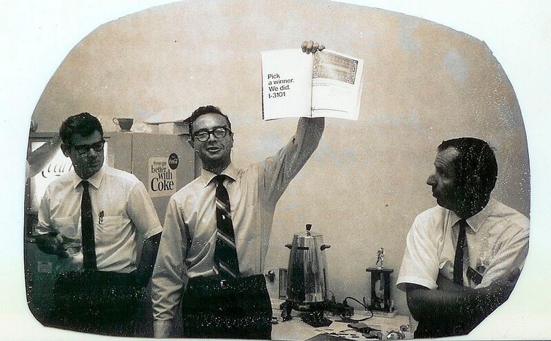 Andy Grove 1969 mit einer Zeitschriftenanzeige für den Intel 3101. (Intel)