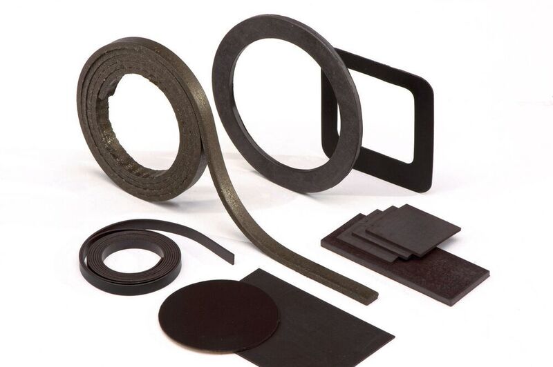Die Gravi-Flex-Magnetfolie 200 von Schallenkammer ist beidseitig permanentmagnetisch und bestens geeignet für die Herstellung von Stanzteilen, Streifen, Platten oder Formteilen, die als Maschinenelemente oder Zulieferteile verbaut werden. (Schallenkammer)