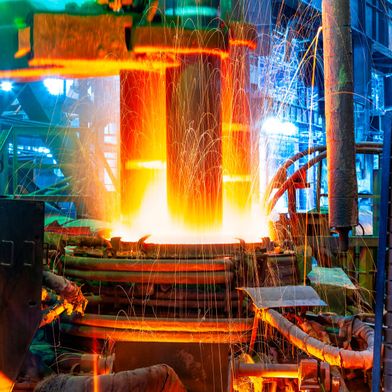 Unschön, aber nötig! Elektrostahl wird bei Thyssenkrupp Steel in Deutschland und Frankreich hergestellt. Die konjunkturellen Umstände und Billigkonkurrenz aus Asien haben aber leider nun dafür gesorgt, dass die beiden Werke vorerst den Stecker ziehen müssen. (Bild: Stahlmania)