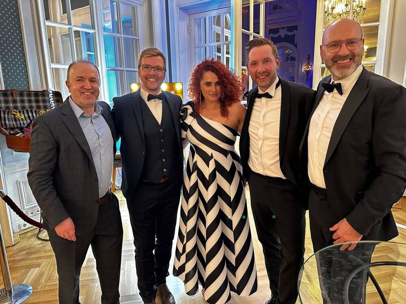 Besa Agaj mit (v. l.) Michael Hase (IT-BUSINESS), Julius Höltje, Kai Minnerup und Christian Gäbel (PCO) (Bild: Vogel IT-Medien GmbH)