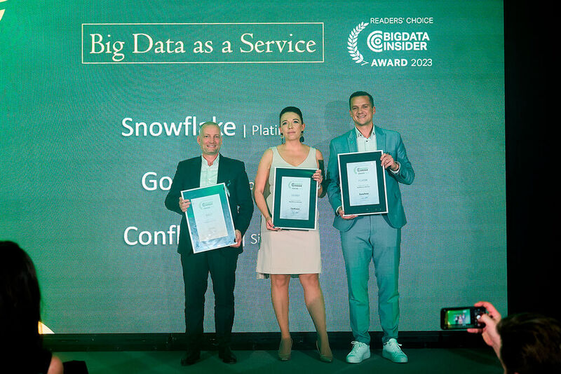 In der Kategorie Big Data as a Service nimmt Evi Schneider die Auszeichnung in Silber für Confluent entgegen. Gold geht an Google, vertreten durch Marc Voss (links im Bild). Platin geht an Snowflake, vertreten durch Arjan Van Staveren. (Bild: krassevideos.de / VIT)