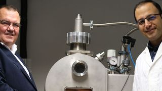 Professor Ralf Busch (links) und sein Team mit Doktorand Amirhossein Ghavimi (rechts) wollen Elektromotoren durch metallisches Glas energieeffizienter machen.  (Bild: Universitaet des Saarlandes)