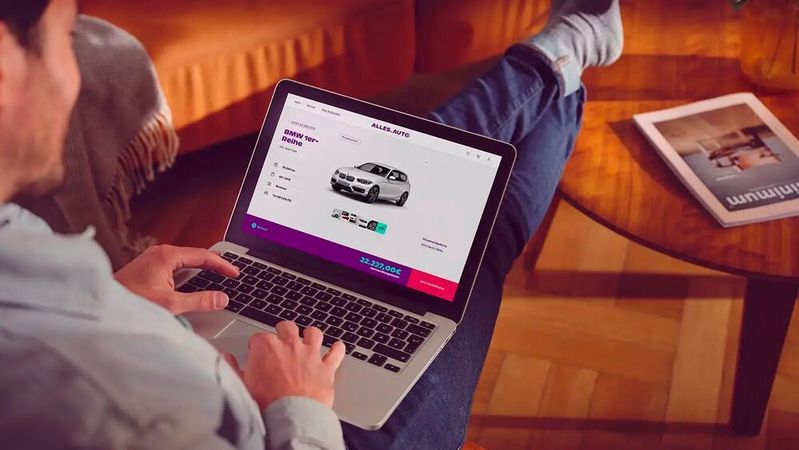 Das Auto vom Sofa zu Hause aus komplett online beim Händler kaufen: Darum geht es der Plattform Alles Auto. Jetzt stellt sie ihr Gebührenmodell für Händler um, die künftig nur noch für Verkäufe, nicht mehr aber nur fürs Inserieren bezahlen.(Bild:  Alles Auto)
