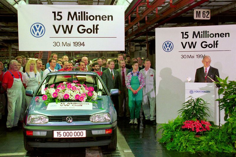 1994 feierte Ferdinand Piëch in Wolfsburg die Produktion von 15 Millionen Golf – seit 1993 war er Vorstandsvorsitzender der Volkswagen AG. (Volkswagen)