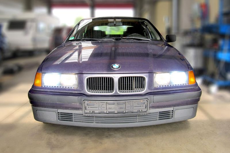 Ganz schön grell: Mit diesen nachgerüsteten Xenonbrennern bekommt dieser BMW keine HU-Plakette. (KÜS)