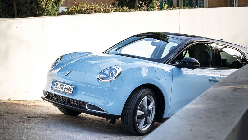 Mit BYD, Ora und Wey verkündeten drei chinesische Hersteller ihren Marktstart, die allesamt mit Händlern zusammenarbeiten wollen. Doch der Start läuft nicht ganz reibungslos.(Bild:  Ora/Photography Schaarschmidt)