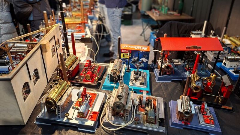 Weit unter einem PS aber nicht weniger faszinierend: Die bekannten Dampfmaschinen für kleine und große Kinder, allen voran von der Marke Wilesco. (Bild: Dominsky – VCG)