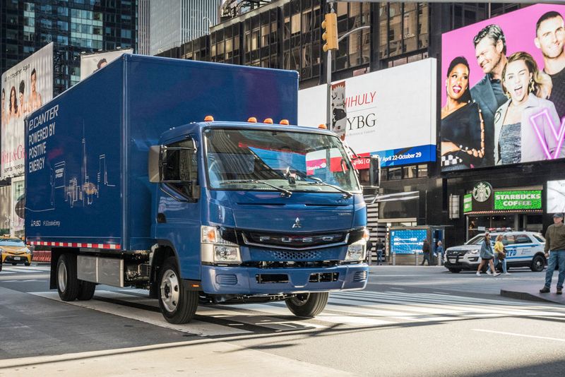 Problemlose Einfahrt in jede Umweltzone: Der E-Canter von Fuso fährt lokal emissionsfrei und geräuscharm.  (Daimler)