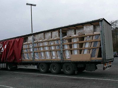 Schrankwand-Domino: Die Ladung war mangels richtiger Sicherung umgekippt und drückte gegen die Aufbauten. In so einem Fall …  Bild: POL-VB/obs (Archiv: Vogel Business Media)