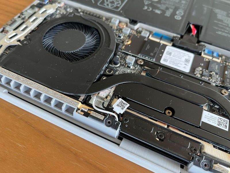 Das WLAN-Modul mit Intel-BE211-Chip ist aufgelötet. Ein späteres Upgrade ist so leider nicht möglich. (Bild: Vogel IT-Medien)