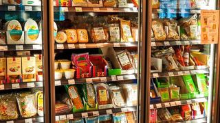 Supermärkte, Metzgereien und andere Lebensmittelfachgeschäfte müssen den Energieverbrauch ihrer permanent laufenden Kühltheken so gering wie möglich halten. (CC0 Public Domain, pixabay.com)