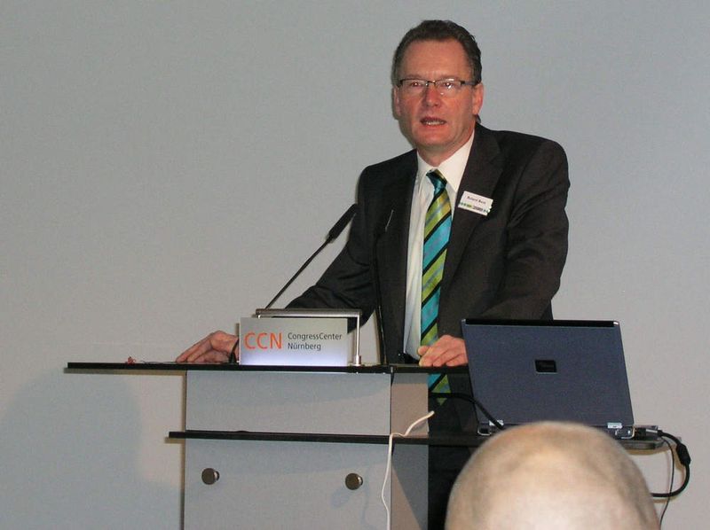 Roland Bent, Geschäftsführer von Phoenix Contact, Blomberg, erklärt auf der SPS/IPC/Drives, wie er sich mit seinem Unternehmen nachhaltiges Wirtschaften vorstellt. (Archiv: Vogel Business Media)