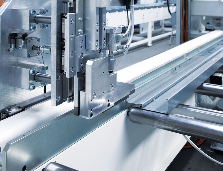 Mit einem skalierbaren Baukasten lässt sich jede Funktion der Anlage dimensionsgerecht automatisieren. So ist die 40 m lange und 9 m breite Sägeanlage durchgängig mit Beckhoff-Komponenten realisiert. (Bild: Beckhoff)