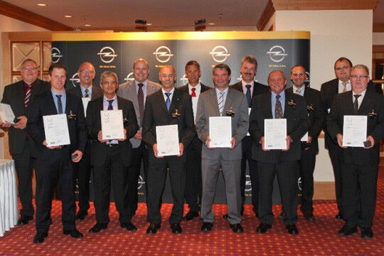 Martin Hellmann, Service-Regionalleiter West, überreichte den Gewinnern aus seinem Gebiet die Urkunden. (Foto: Opel)
