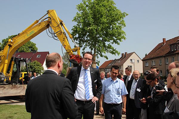 … Unternehmenschef Klaus-Hasso Heller (2. von links) stand vor einer besonderen Aufgabe: … (Bild: Itasse)