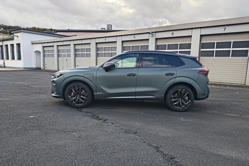 Die America's-Cup-Sonderauflage des Cupra Terramar hat eine exklusive Lackierung erhalten (Enceladus Grey Matt). (Bild: Sven Prawitz/Vogel Communications Group)