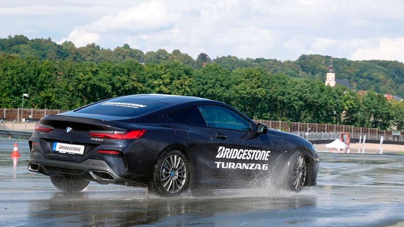 Auch wenn es in diesem Sommer lange sehr trocken war, kann plötzlicher Starkregen in Sekundenschnelle für überflutete Straßen sorgen. (Bild: Rosenow – »kfz-betrieb«)