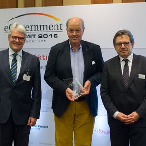 Der Gewinner des Kommunal Awards der eGovernment Computing, der Oberbürgermeister von Norderstedt Hans-Joachim Grote (m.), und sein Laudator, der Gewinner des Vorjahres, Stadtdirektor Guide Kahlen