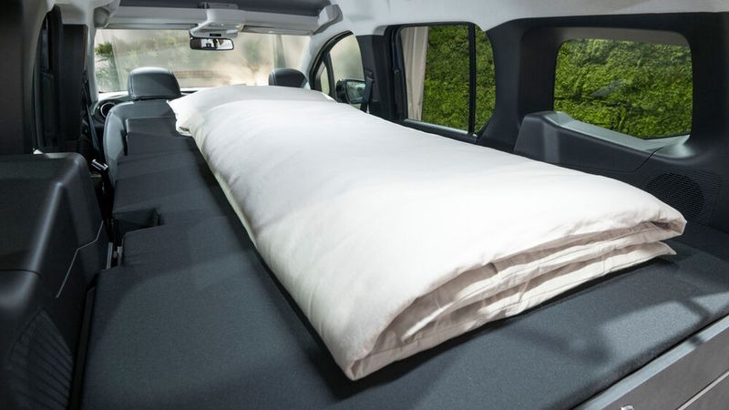 Ein Bettgestell samt Matratzenelementen kann zu einer Liegefläche von 2 mal 1,15 Metern ausgeklappt werden. (Bild: Mercedes-Benz)