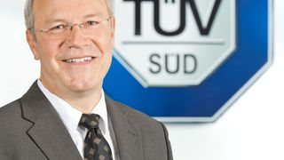 „Durch die Ausstattung unserer Zertifikate mit dem QR Code und zusätzlichen Sicherheitsmerkmalen wird die Überprüfung des Zertifikatsinhalts und der Zertifikatsgültigkeit entscheidend vereinfacht“, betont Dr. Michael Kappelan. (Bild: TÜV Süd)