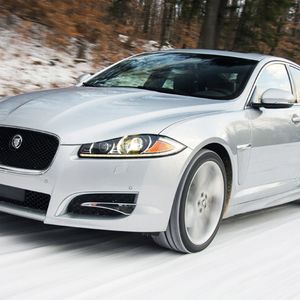 Aufpreispflichtig: Beim mindestens 57.000 Euro teuren XF liegt der AWD-Aufschlag bei 3.000 Euro und beim XJ 3.0 (ab 91.160 Euro) sind es gut 4.500 Euro.