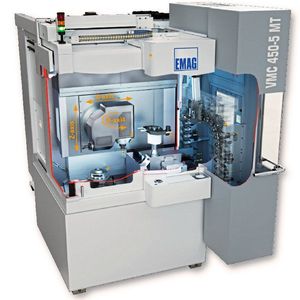 Mehrkampf-Natur: Bei der VMC-Baureihe hat Emag das Prinzip der Vertikaldrehmaschine auf den Kopf gestellt: Die Dreh-Frässpindel liegt unten. Dieser Maschinentyp ist auf die Arbeitsschritte Drehen, Fräsen, Bohren und Polieren ausgelegt 
