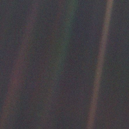 Kleiner blauer Punkt: Diese Aufnahme von Voyager 1 zeigt die Erde als winzigen blauen Pixel etwa in der Mitte des braunen Bandes rechts im Bild. Bei dieser Aufnahme war Voyager 1 bereits 6 Milliarden Kilometer von der Erde entfernt, weit jenseits der Umlaufbahn des Kleinplaneten Pluto. (Bild: NASA)