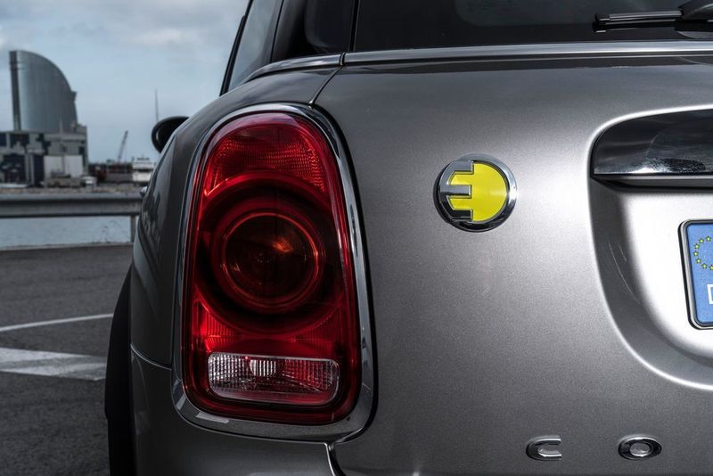 Am Heck deutet ein gelbes Logo auf den Plug-in-Hybrid hin. (Mini)