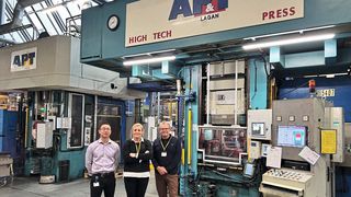 Grundfos im dänischen Bjerringbro hat bei AP&T eine neue, energieeffiziente, servohydraulische Presse bestellt, die im Jahr 2025 installiert werden soll. Hier stehen Peter Lund Pedersen, Projektleiter bei Grundfos, Sandra Johansson, Projektleiterin von AP&T, und Peter Karlsson, Key Account und Area Sales Manager, ebenfalls von AP&T, vor einer der älteren AP&T-Pressen in der Anlage.  (Bild: AP&T)