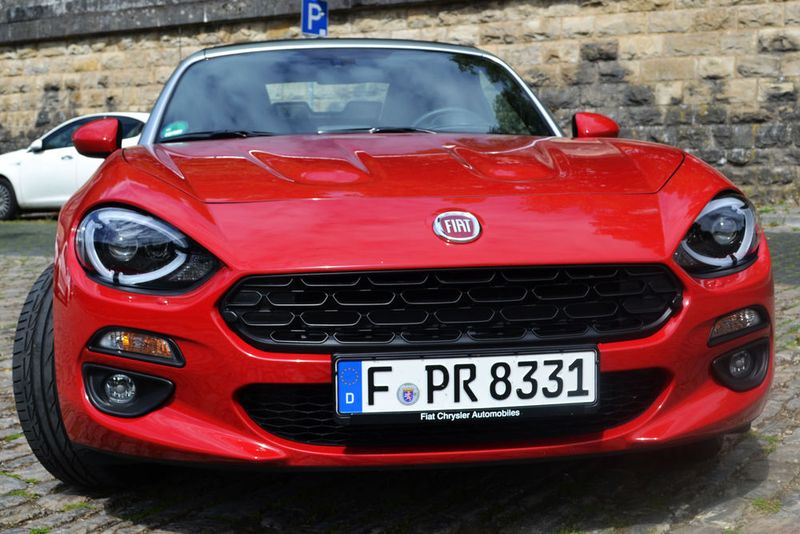 Einige Designelemente wie der sechseckige Grill erinnern an den Fiat 124 Sport Spider aus dem Jahr 1966. (Seyerlein/»kfz-betrieb«)