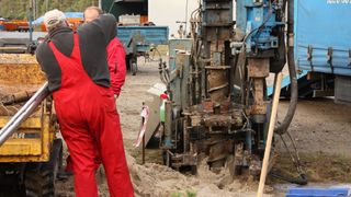 Um ein neues Verfahren zu testen, das eine kostengünstige Aufbereitung arsenhaltigen Wassers ermöglichen soll, wurden auf einem ehemaligen Militärgelände zwei Brunnen gebohrt.  (Bild: Timo Krüger/Leibniz Universität Hannover)