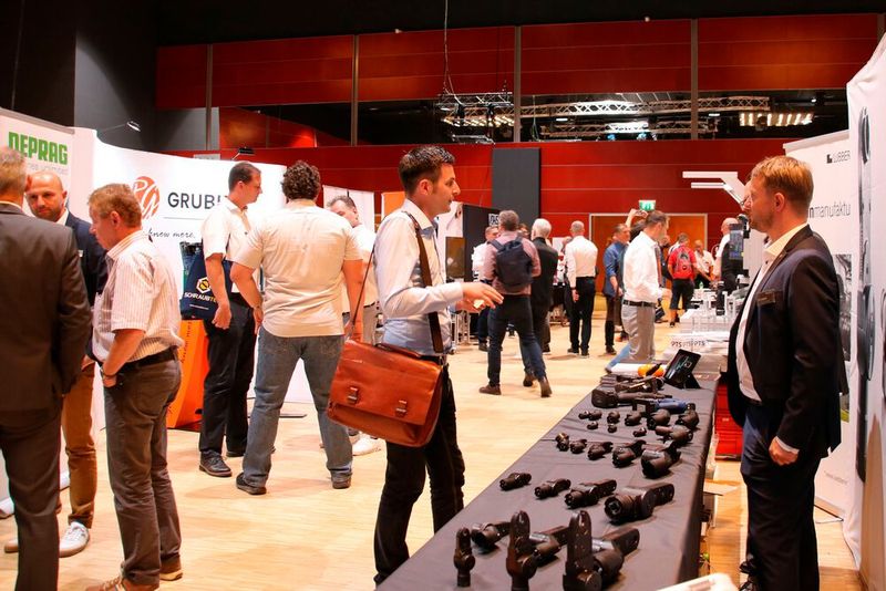 Die Aussteller präsentierten spezielle Vorsatzgetriebe für Schraubwerkzeuge, Softwarelösungen zur Schraubmontage und Qualifikationen in der Schraubtechnik. (Bild: S.Höger – VCG)