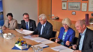 Giesela Schwarz, Kreistagspräsidentin Ludwigslust-Parchim; Matthias Effenberger,  Geschäftsführer SIS Schweriner IT- und Service GmbH und Vorstand der Kommunalservice Mecklenburg AöR; Wolfgang Schmülling, Beigeordneter und 1. stellv. des Landrates des Landkreises Ludwigslust-Parchim; Angelika Gramkow, OB Landeshauptstadt Schwerin sowie Dr. Wolfram Friedersdorff, 1. Stellvertreter der Oberbürgermeisterin (v. l.) (Foto: Landkreis Ludwigslust-Parchim)