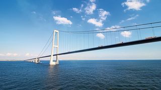 Structural Health Monitoring mit Kistler: Die Storebaelt-Brücke in Dänemark wird mit Hilfe von K-Beam-Beschleunigungssensoren laufend auf strukturelle Veränderungen überwacht. (Bild: Kistler Group)