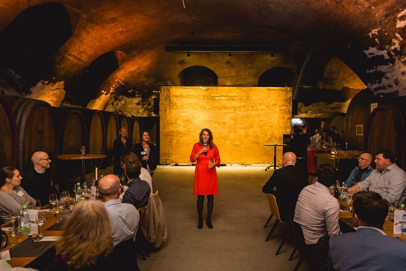 Anke Geipel-Kern, leitende PROCESS-Redakteurin, lässt den ersten Tag Revue passieren und wünscht den Anwesenden einen kurzweiligen Abend mit interessanten Unterhaltungen und gutem Wein. (Bild: Stefan Bausewein)