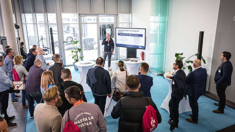 Impulskaffee zum Ersten: Betriebsberater Christoph Rosemeier, Fix Auto, zeigte, wie Unternehmen ihre Rendite steigern können. (Bild: Stefan Bausewein)