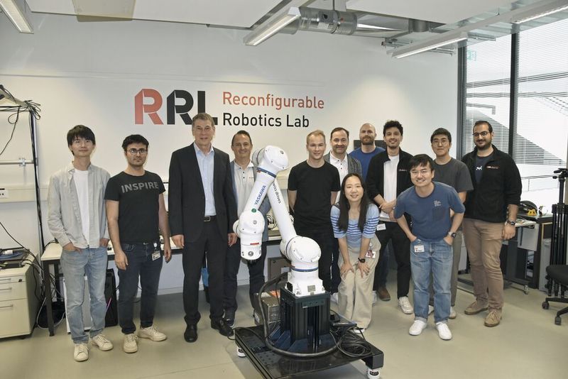 Mit dem Cobot von Yaskawa kann das Team aus Forscherinnen und Forschern am Reconfigurable Robotics Lab (RRL) der ETH Lausanne (EPFL) seine Untersuchungen zur Zukunft der Automation und der kollaborativen Robotik wesentlich erweitern. (Bild: Yaskawa Europe)