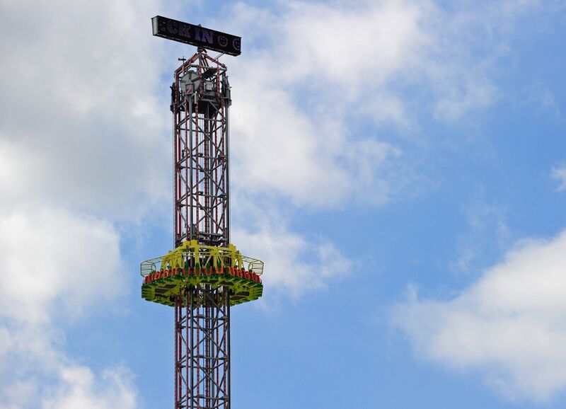 Im Freifallturm Power Tower stürzen die Fahrgäste seit 2002 in weniger als 5 s aus 66 m nach unten... (Siemens)